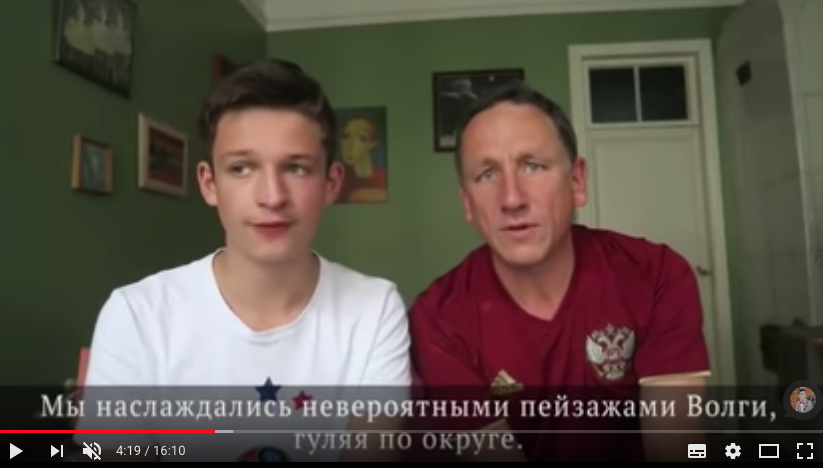 Стивен Огден вместе со своим сыном Тео. Фото скриншот https://www.youtube.com/watch?v=fJqYWNj3ol8