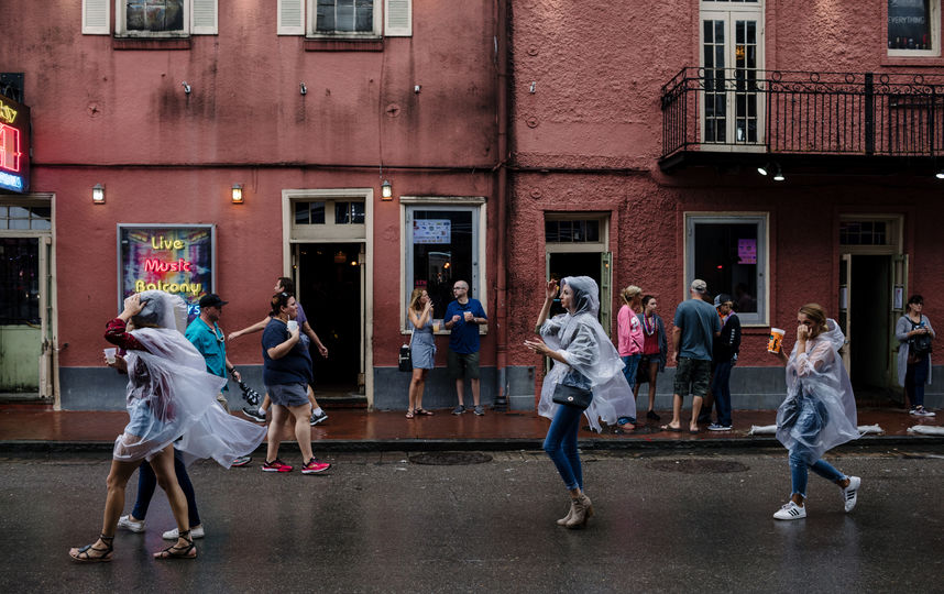 Жители Нового Орлеана готовятся к удару стихии. Фото AFP