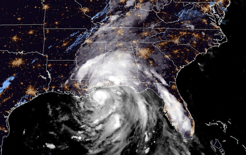 Жители Нового Орлеана готовятся к удару стихии. Фото AFP