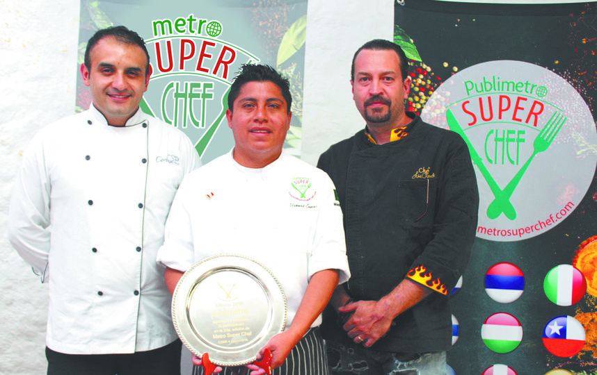 Урбано Касани Хуархуачи с мексиканскими шеф-поварами Марко Эстрада (слева) и Луисом Аранда (справа). Фото "Metro"