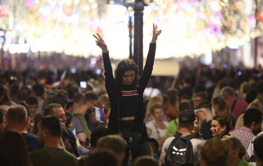 На Никольской улице в Москве провожают чемпионат мира. Фото Василий Кузьмичёнок