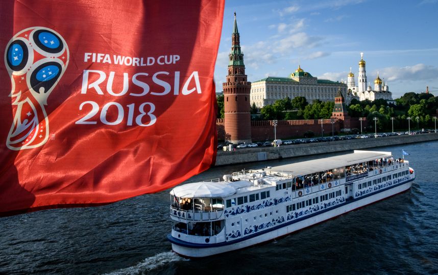 В Москву прибыл Кубок чемпионата мира по футболу. Фото