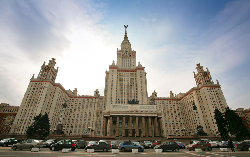 После 25 января сделать селфи с Ломоносовым можно будет как и раньше, только на Воробьёвых горах. Фото Василий Кузьмичёнок
