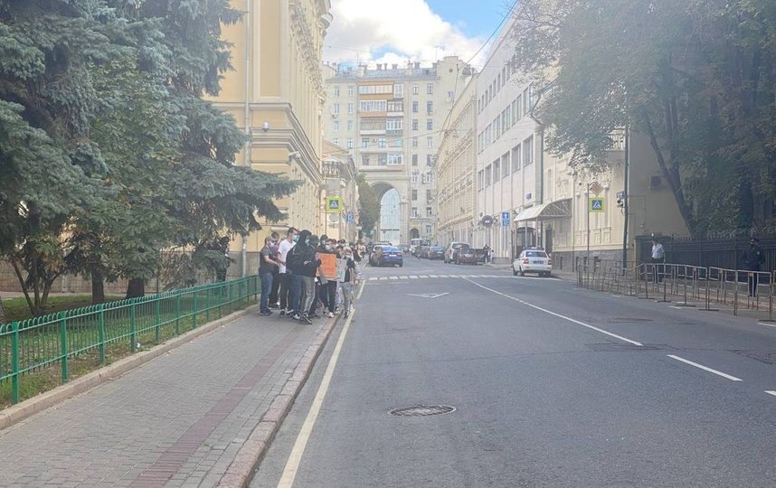 Акция в поддержку Крыма прошла у здания посольства Украины в Москве
