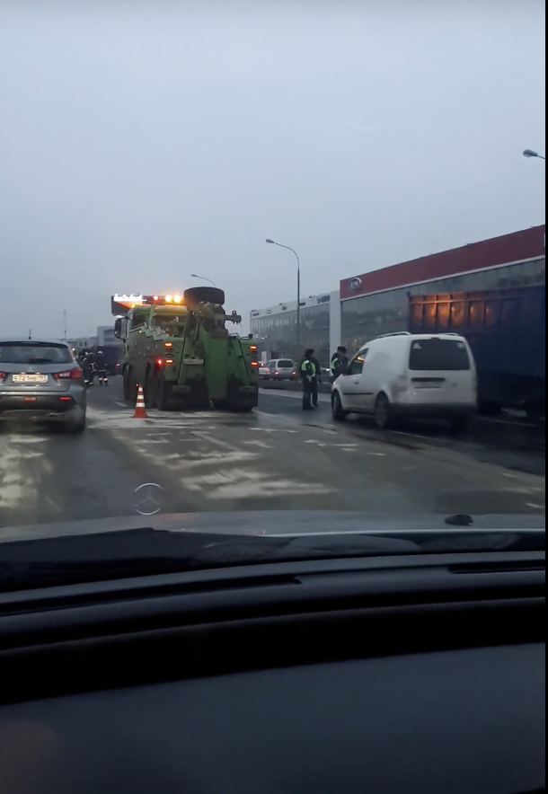 Авария с участием трёх грузовиков произошла на 43-м километре МКАД