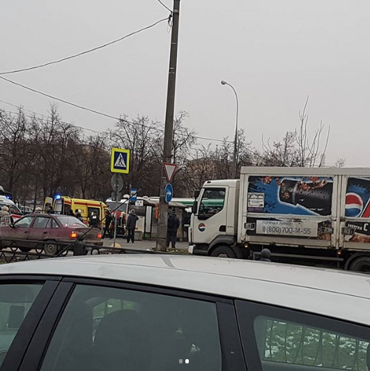 Автобус врезался в остановку на Сходненской в Москве: первые фото с места ДТП