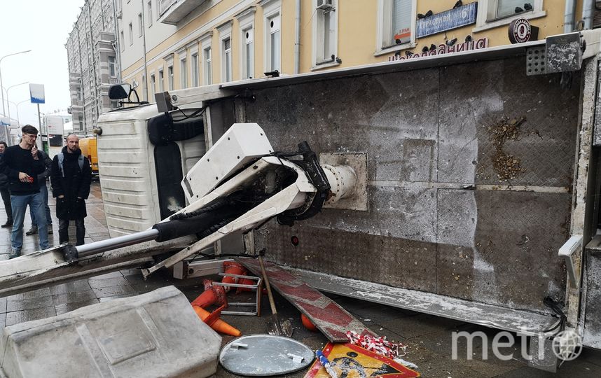 Движение в районе аварии на Страстном бульваре перекрыто полностью. Фото Екатерина Аксенова, "Metro"