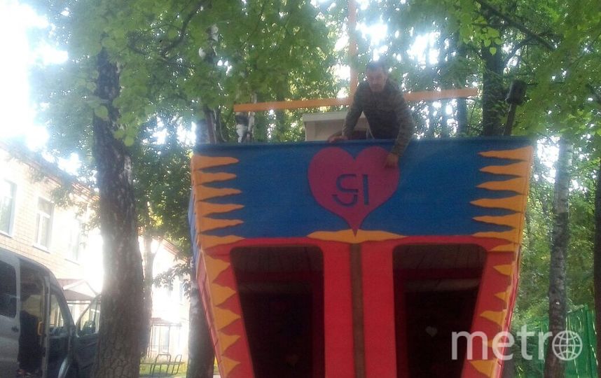 Автор разрушенной детской площадки с кораблём "Злата" построил в Москве новое судно