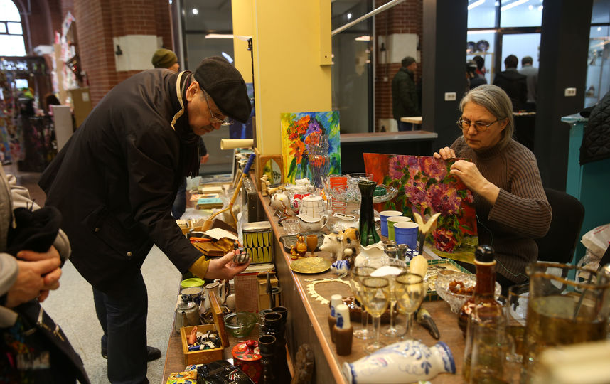 Больше всего покупателей интересуют украшения, игры из СССР и раритетные предметы интерьера. Фото Василий Кузьмичёнок