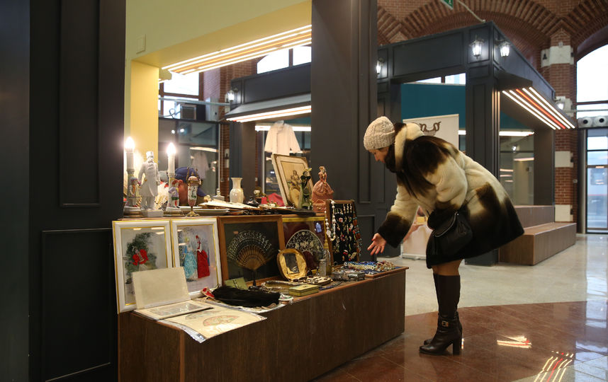 Больше всего покупателей интересуют украшения, игры из СССР и раритетные предметы интерьера. Фото Василий Кузьмичёнок