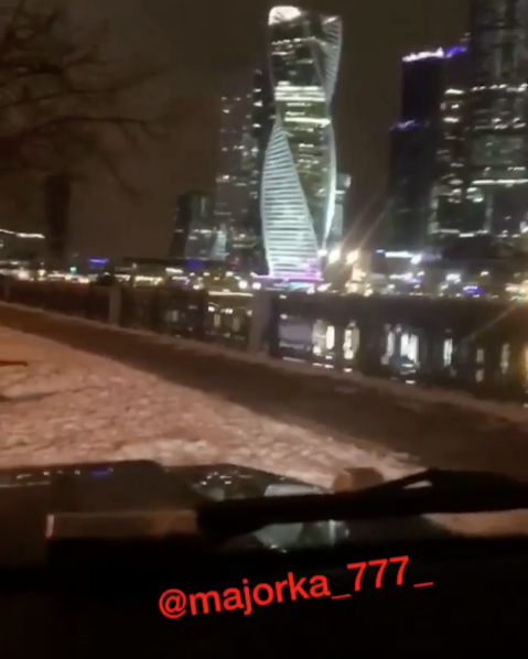 Беспредельщица на Gelandewagen устроила гонки по набережной в Москве: видео