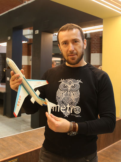 Игрушка навеяла Васе воспоминания из детства. Фото Ольга Кабанова