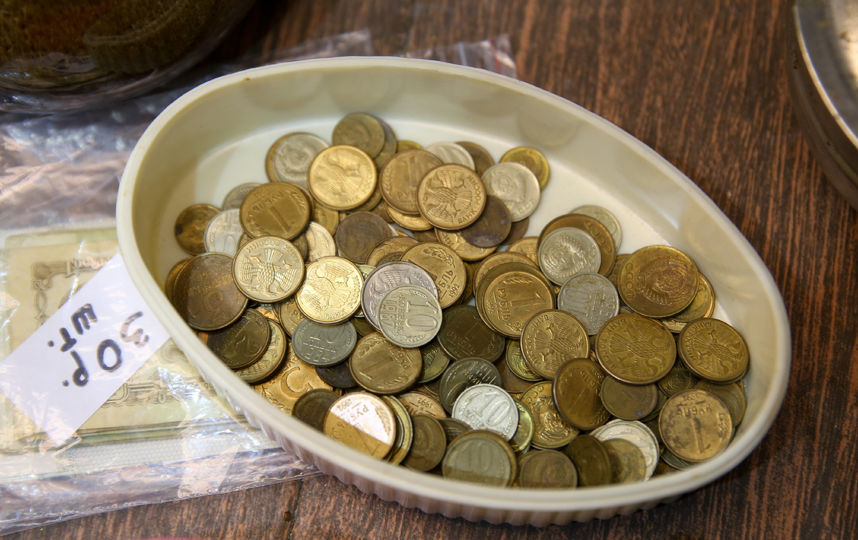 Больше всего покупателей интересуют украшения, игры из СССР и раритетные предметы интерьера. Фото Василий Кузьмичёнок