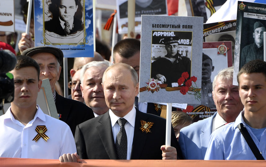 Владимир Путин на шествии "Бессмертного полка". Фото AFP