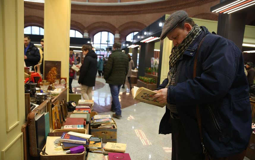 Больше всего покупателей интересуют украшения, игры из СССР и раритетные предметы интерьера. Фото Василий Кузьмичёнок