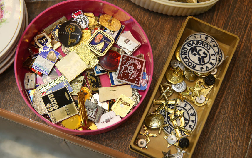 Больше всего покупателей интересуют украшения, игры из СССР и раритетные предметы интерьера. Фото Василий Кузьмичёнок