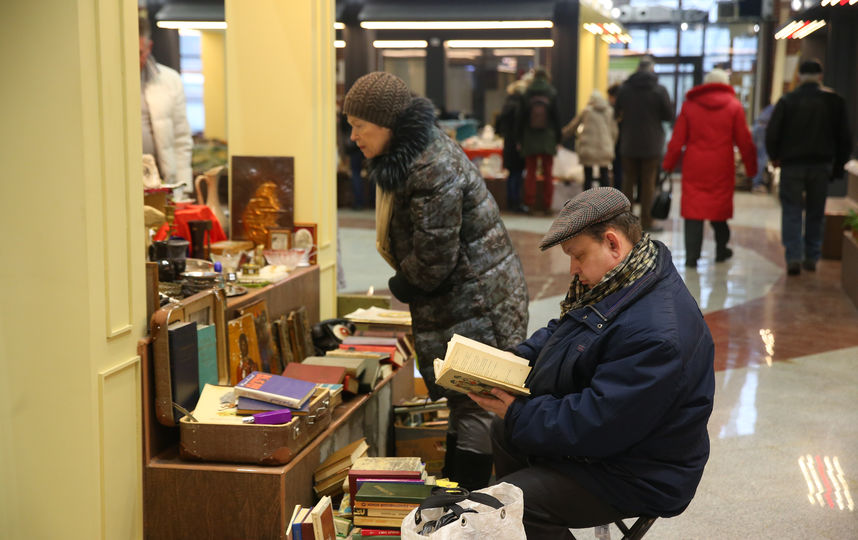 Больше всего покупателей интересуют украшения, игры из СССР и раритетные предметы интерьера. Фото Василий Кузьмичёнок