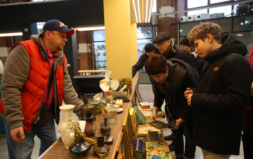 Больше всего покупателей интересуют украшения, игры из СССР и раритетные предметы интерьера. Фото Василий Кузьмичёнок