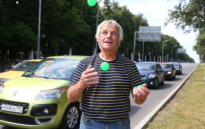 Бесплатный цирк у светофора: в Москве работает уникальный фокусник