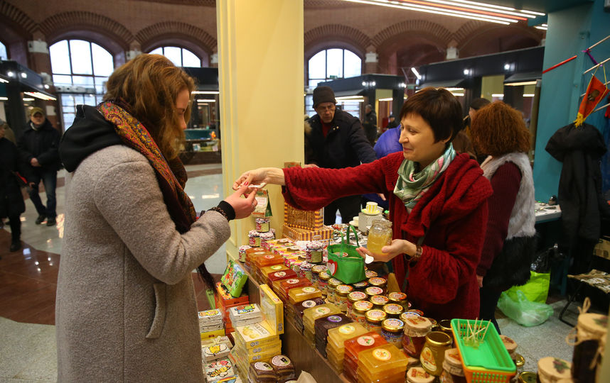 Больше всего покупателей интересуют украшения, игры из СССР и раритетные предметы интерьера. Фото Василий Кузьмичёнок