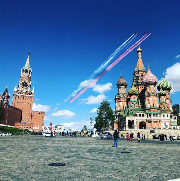 Более 70 самолётов и вертолётов пролетели над Москвой: лучшие фото и видео из соцсетей