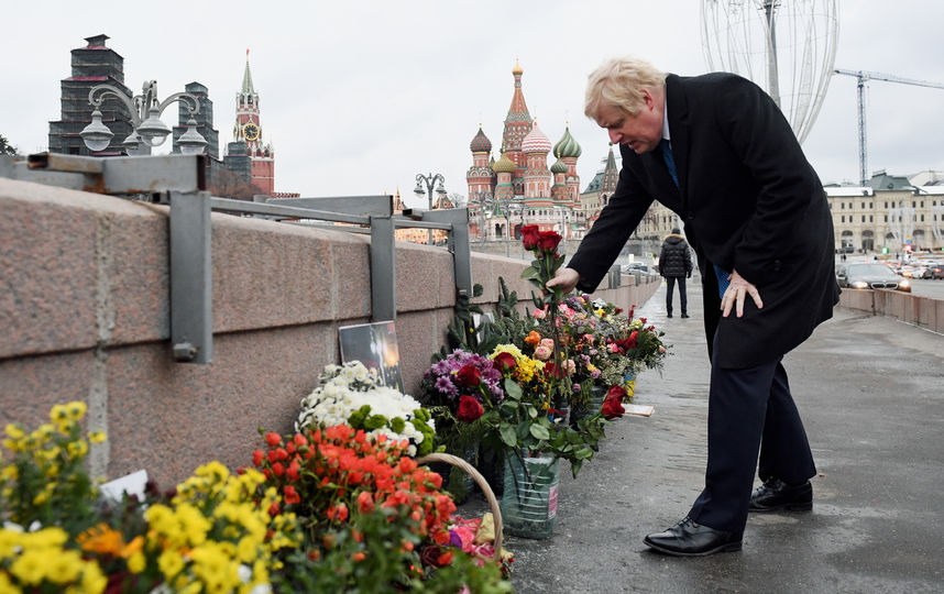 Борис Джонсон возлагает цветы у Большого Москворецкого моста, где убили политика Немцова. Фото AFP