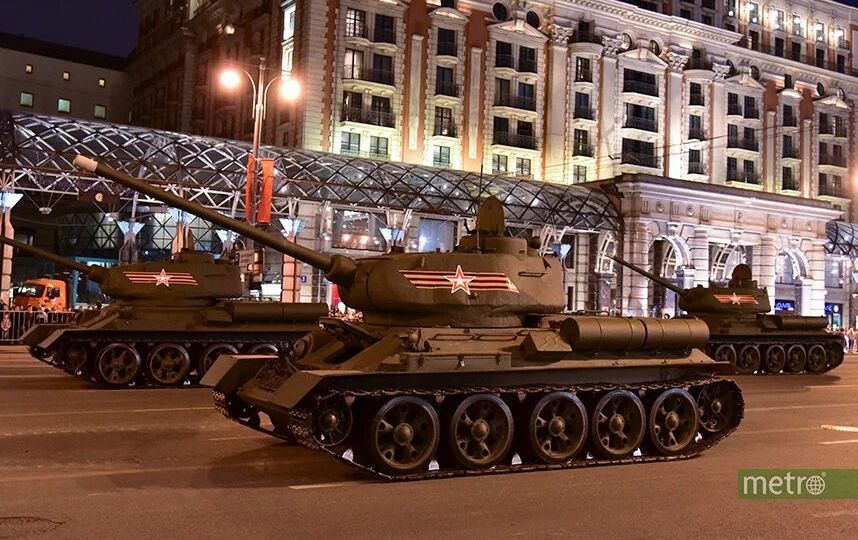 Бронетехника проехала по центру Москвы