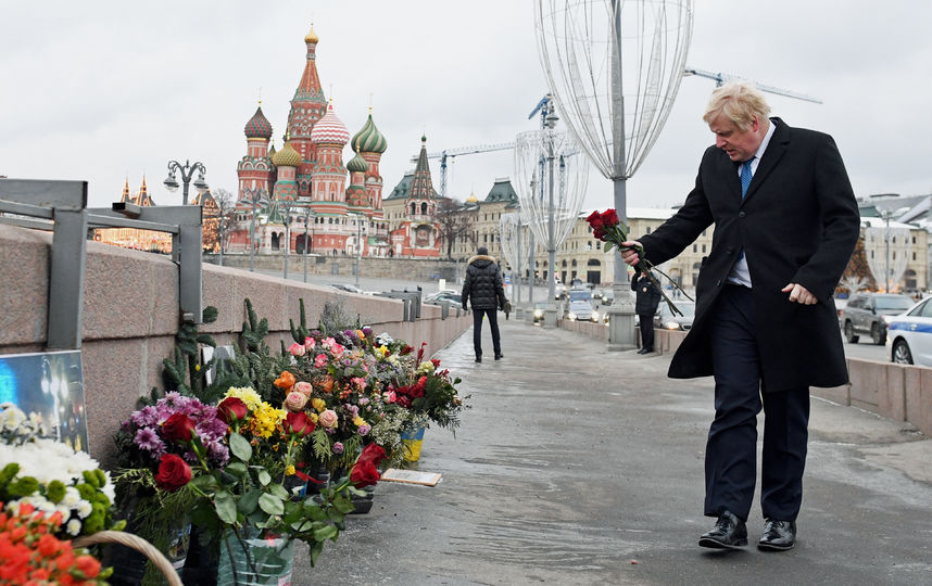 Борис Джонсон в Москве возложил цветы на место убийства Немцова: фото