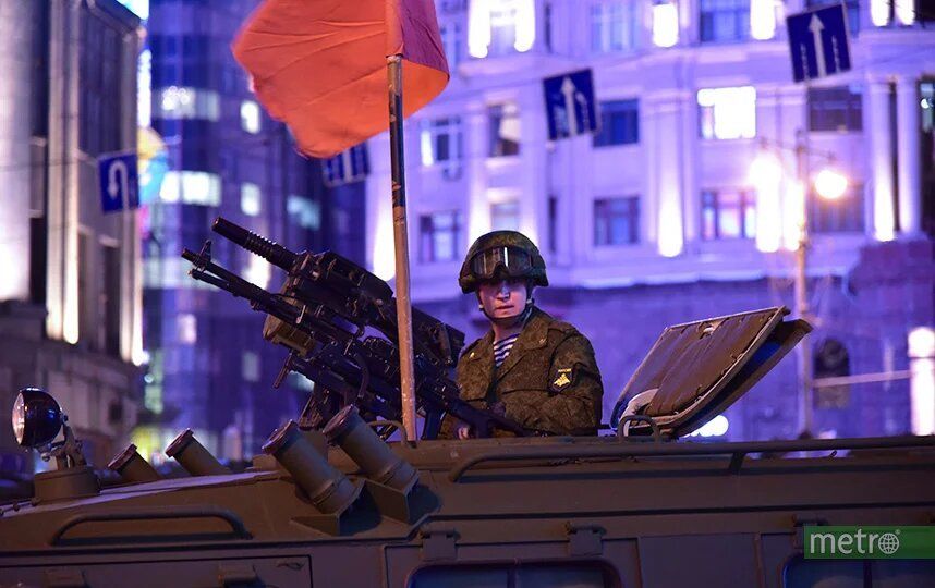 29 апреля в Москве прошла первая вечерняя репетиция парада. Фото Василий Кузьмичёнок