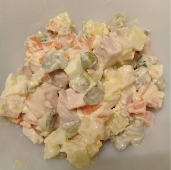 Оливье с колбасой. Фото Мария Позина, "Metro"