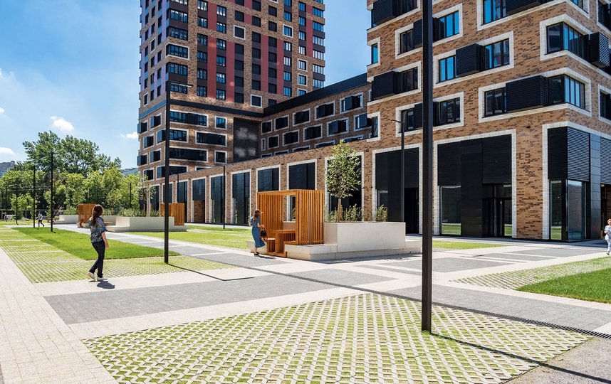 Облицовка кабинетов и мебель выполнены из бруса. Фото Stroi.mos.ru