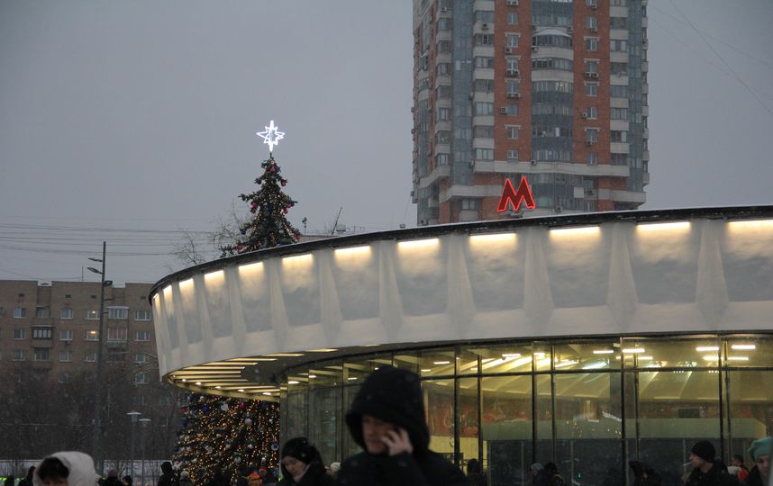 Букву "М" украли с крыши вестибюля станции метро "Улица 1905 года" в Москве