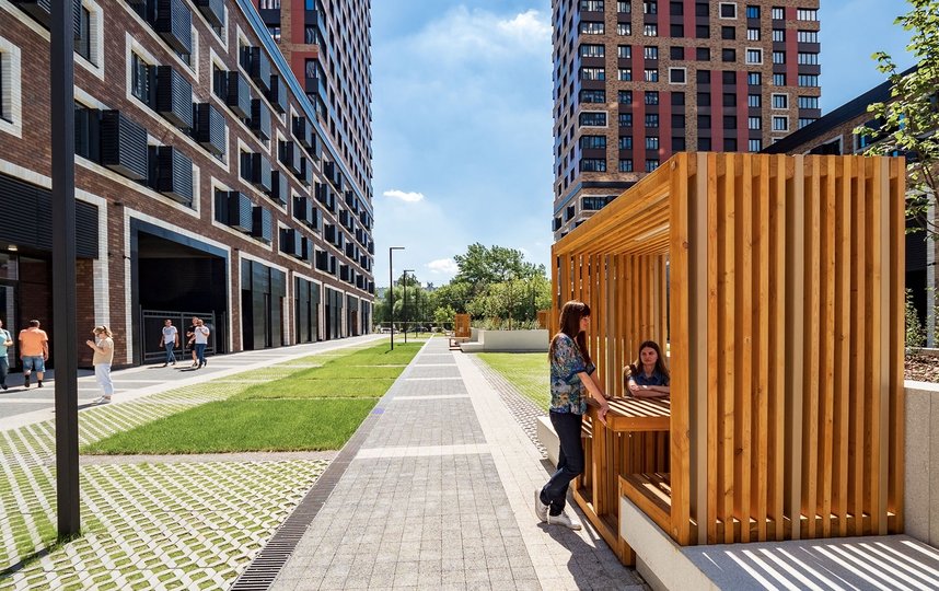 Облицовка кабинетов и мебель выполнены из бруса. Фото Stroi.mos.ru