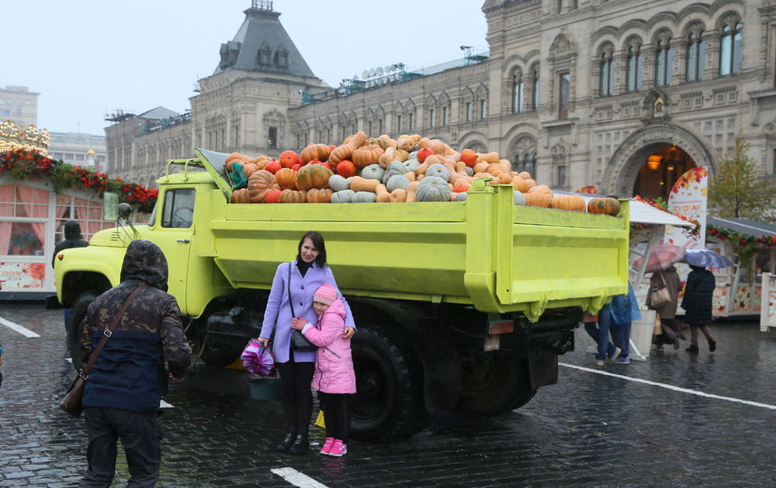 Центр Москвы заполнили тракторы и тыквы. Фото Василий Кузьмичёнок