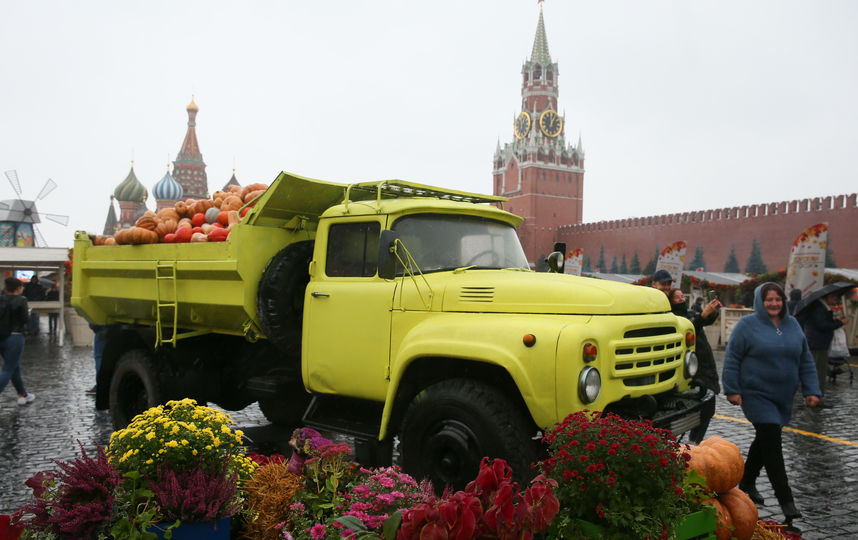 Центр Москвы заполнили тракторы и тыквы. Фото Василий Кузьмичёнок