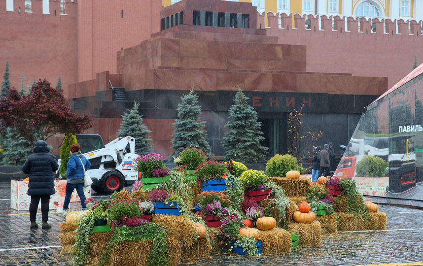 Центр Москвы заполнили тракторы и тыквы. Фото Василий Кузьмичёнок