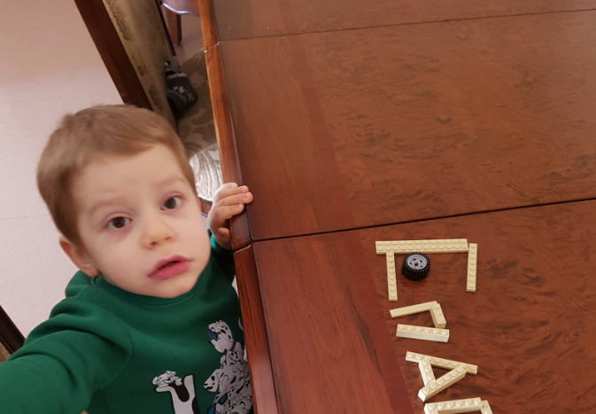 Арам благодарит читателей Metro за поддержку. Фото Предоставлено родителями Арама.