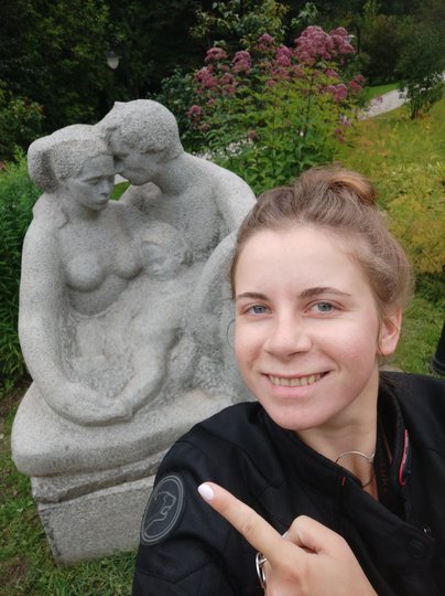 Селфи автора материала Ольги Кабановой на фоне одной из скульптур в Сиреневом саду. Фото Ольга Кабанова