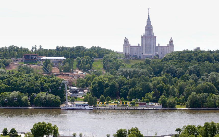 Трудно найти лучший вид на высотку МГУ, чем с крыши «Лужников». Фото Василий Кузьмичёнок