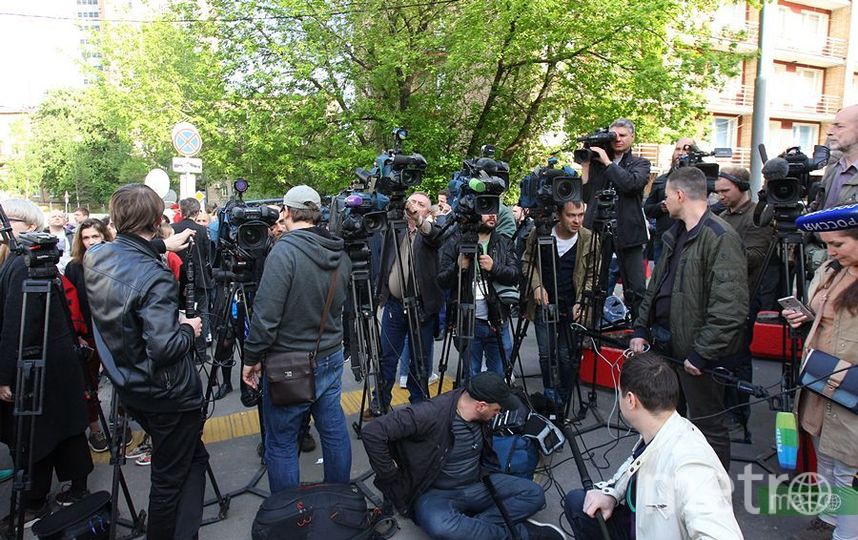 Чулпан Хаматова зачитала обращение актёров в поддержку Серебренникова возле "Гоголь-центра"