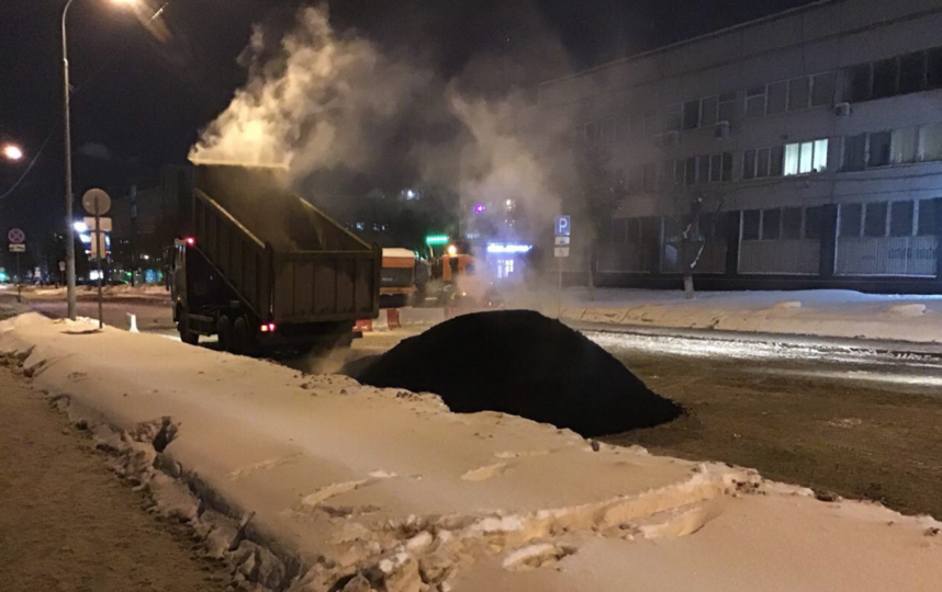 Вечером 15 января яму засыпали песком, начали укладывать асфальт. Фото Скриншот twitter.com/gucodd