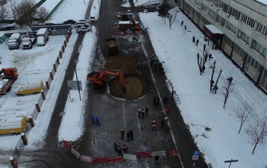Вечером 15 января яму засыпали песком, начали укладывать асфальт. Фото Скриншот twitter.com/gucodd