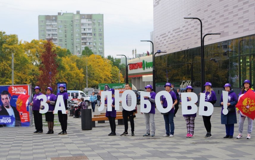 Дмитрий Певцов с добровольцами вышли на улицы СВАО с "Любовью" и "Правдой"