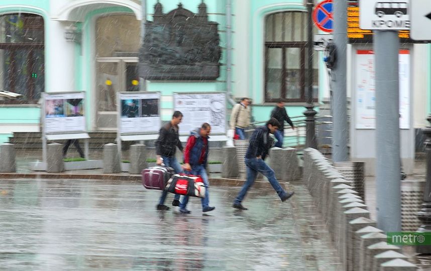 Через Москву проходит волновой циклон. Фото Василий Кузьмичёнок