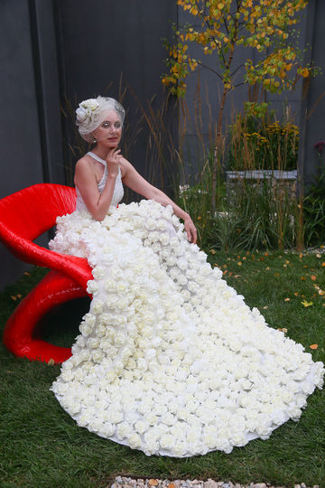 Девушки украсили открытие фестиваля ландшафтного искусства "Сады и люди", который будет идти до 25 августа. Фото Василий Кузьмичёнок