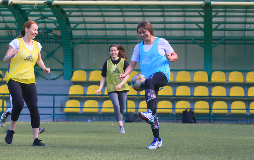 Благотворительную тренировку организовала женская футбольная школа GirlPower: все вырученные с продажи билетов средства пойдут в фонд "Насилию.нет". Фото Василий Кузьмичёнок, "Metro"