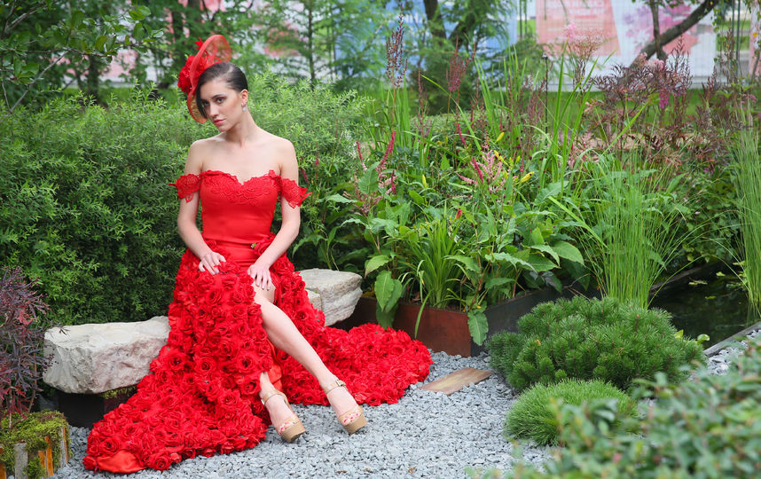 Девушки в цветочных платьях украсили стартовавший в Москве фестиваль "Сады и люди"