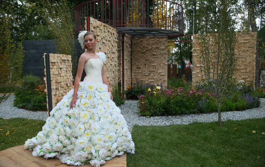 Девушки украсили открытие фестиваля ландшафтного искусства "Сады и люди", который будет идти до 25 августа. Фото Василий Кузьмичёнок