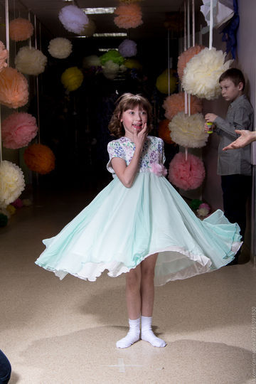 Нарядная Даша отмечает в больнице Женский день. Фото Фонд «Подсолнух»