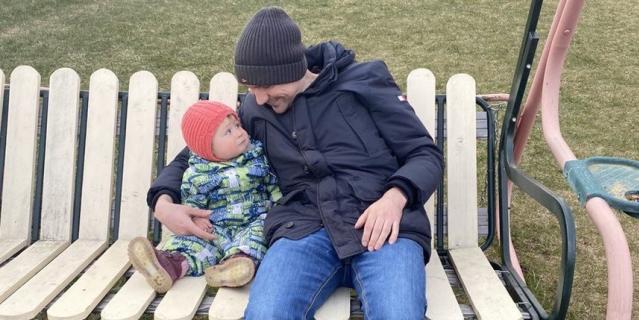 Николай приехал к жене и ребёнку из ковидной больницы.